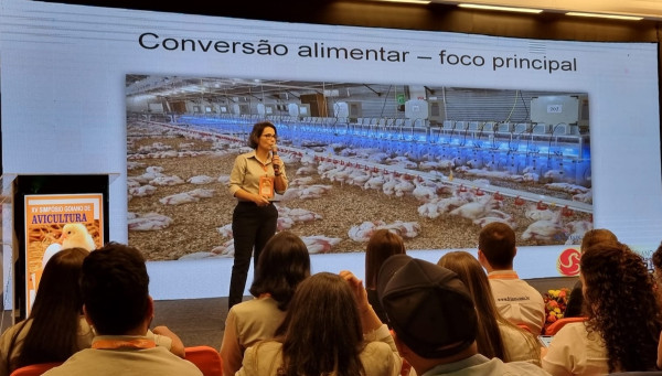 Aviagen Latin America Product Coordinator Jane Lara Grosso speaks on stage